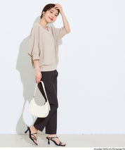 【壓紋機能】輕薄款 V領蝙蝠袖上衣 Light Embossed Dolman V-Neck T-Shirt()