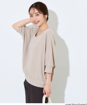 【壓紋機能】輕薄款 V領蝙蝠袖上衣 Light Embossed Dolman V-Neck T-Shirt()