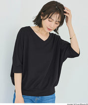 【壓紋機能】輕薄款 V領蝙蝠袖上衣 Light Embossed Dolman V-Neck T-Shirt()