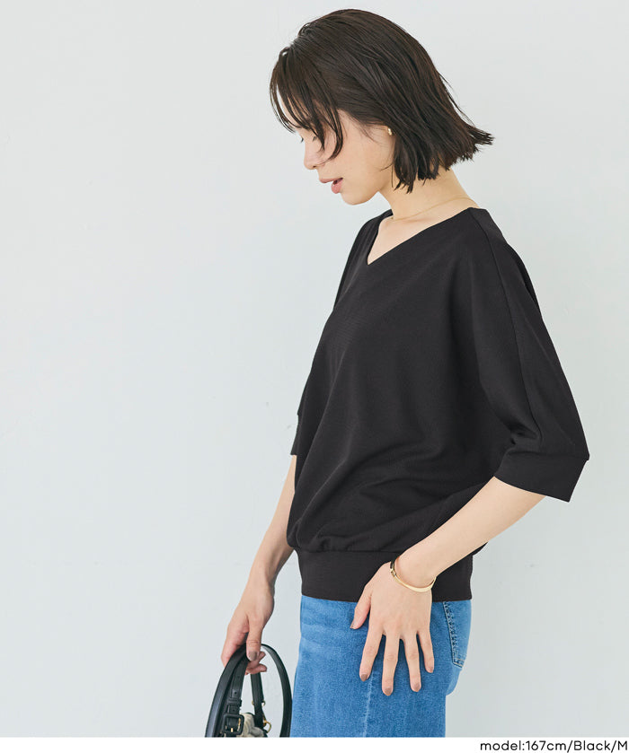 【壓紋機能】輕薄款 V領蝙蝠袖上衣 Light Embossed Dolman V-Neck T-Shirt()