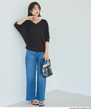 【壓紋機能】輕薄款 V領蝙蝠袖上衣 Light Embossed Dolman V-Neck T-Shirt()