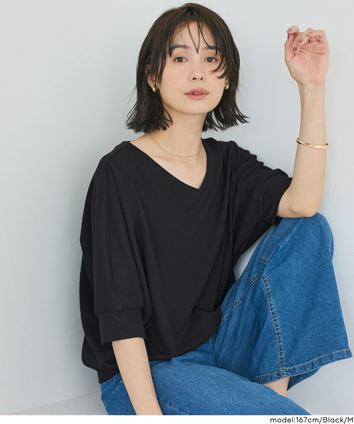 【壓紋機能】輕薄款 V領蝙蝠袖上衣 Light Embossed Dolman V-Neck T-Shirt()