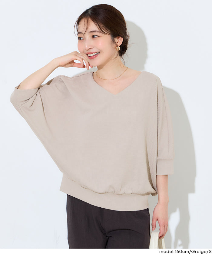 【壓紋機能】輕薄款 V領蝙蝠袖上衣 Light Embossed Dolman V-Neck T-Shirt()