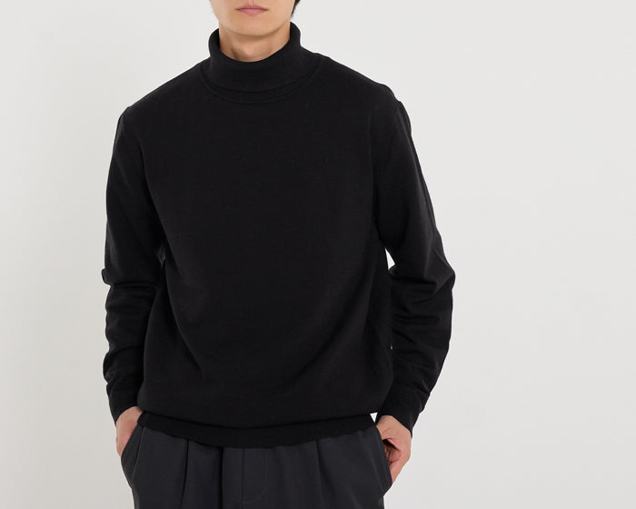 Men's turtleneck knit sweater